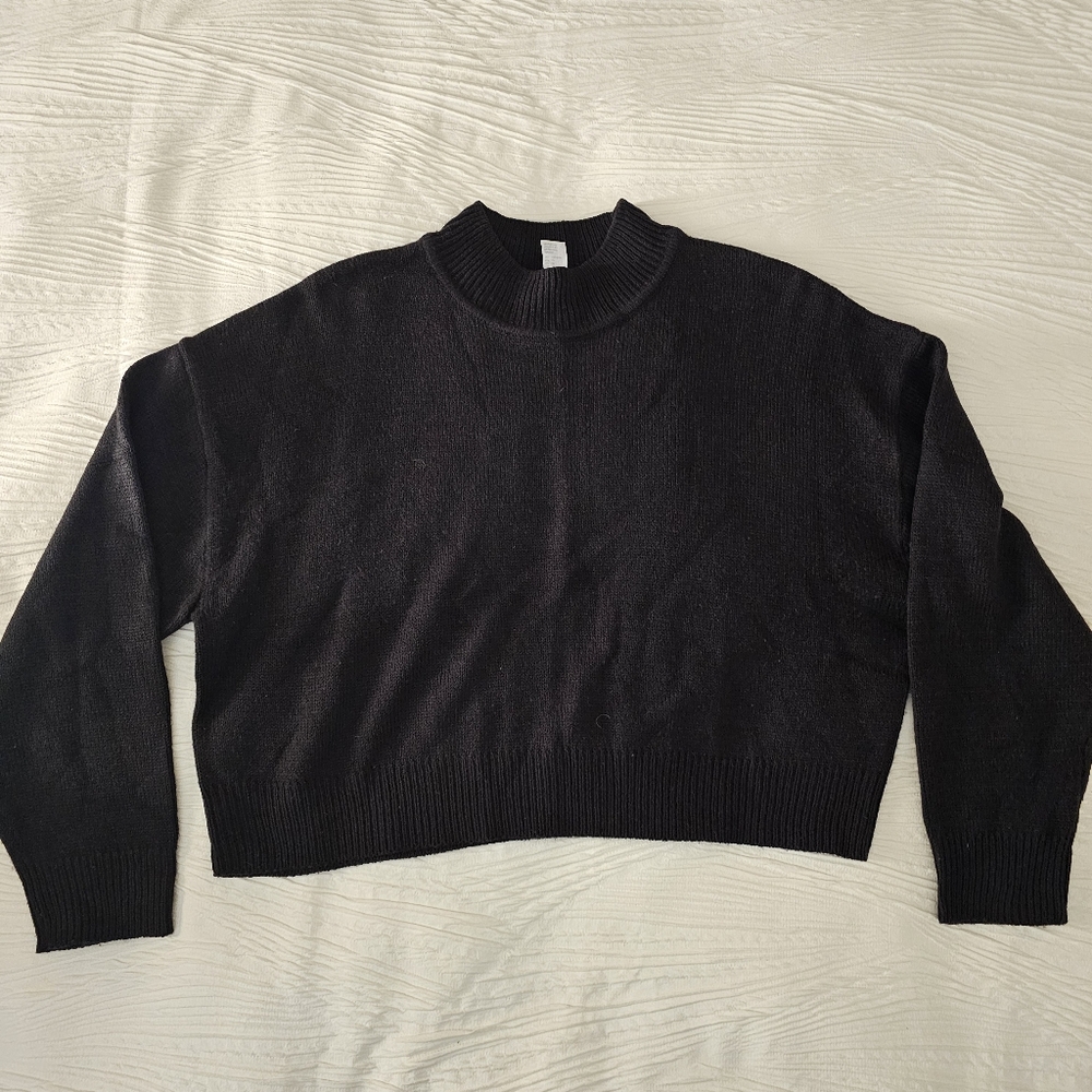 H&M Size M Divided Cropped Mock Neck Sweater